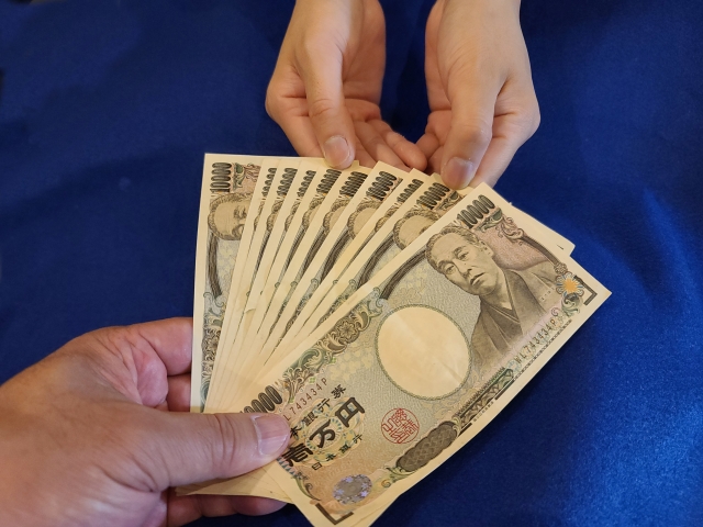 お金を渡す手と手