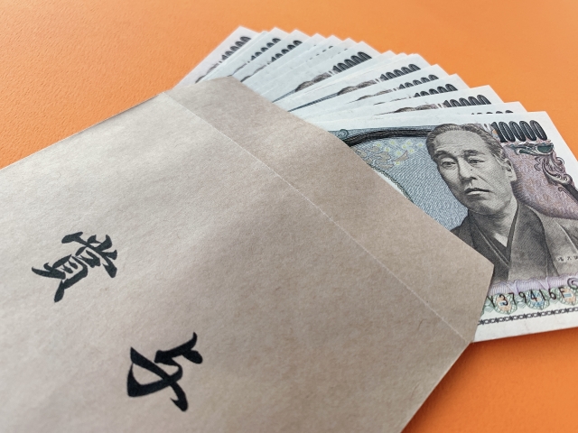 賞与の袋と一万円札